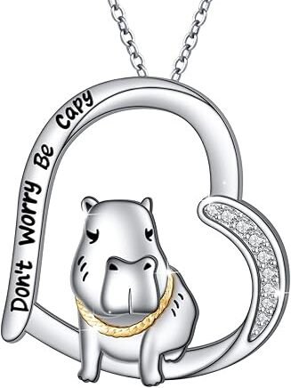 Llavero en forma de corazón plateado de un capibara con collar dorado que dice "Dont Worry Be Capy"