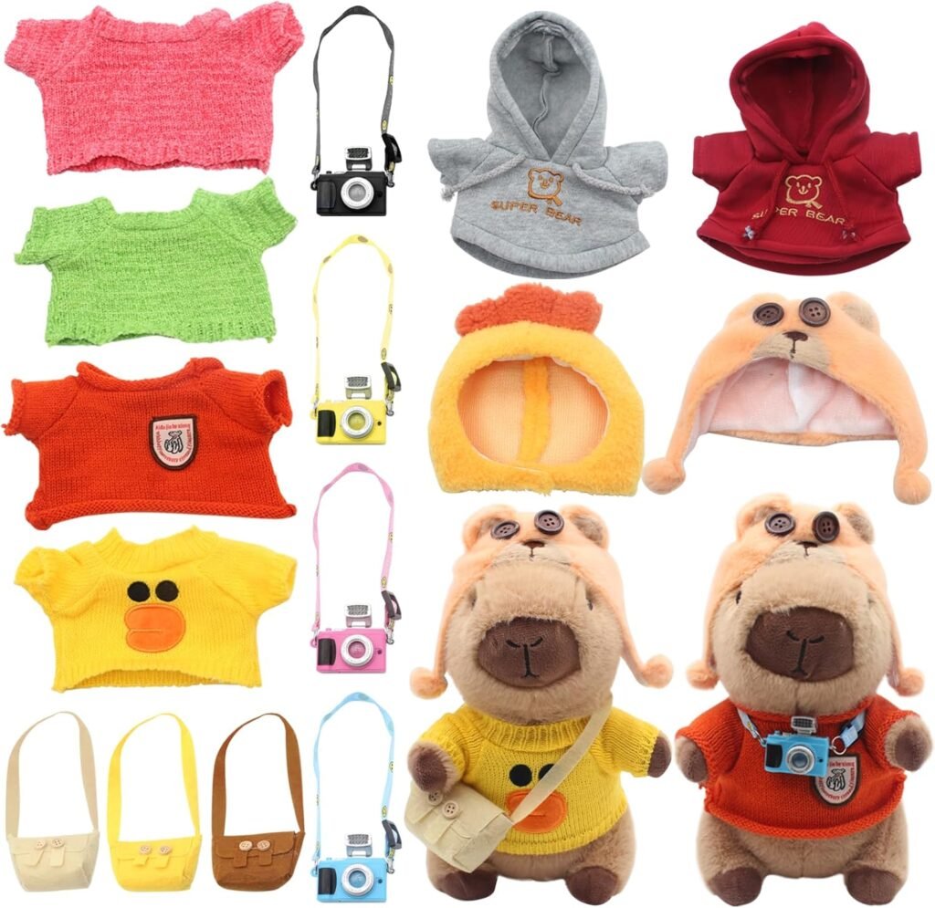 Dos Peluches de Capibaras con Ropas, Bolsos y Cámaras de Fotos