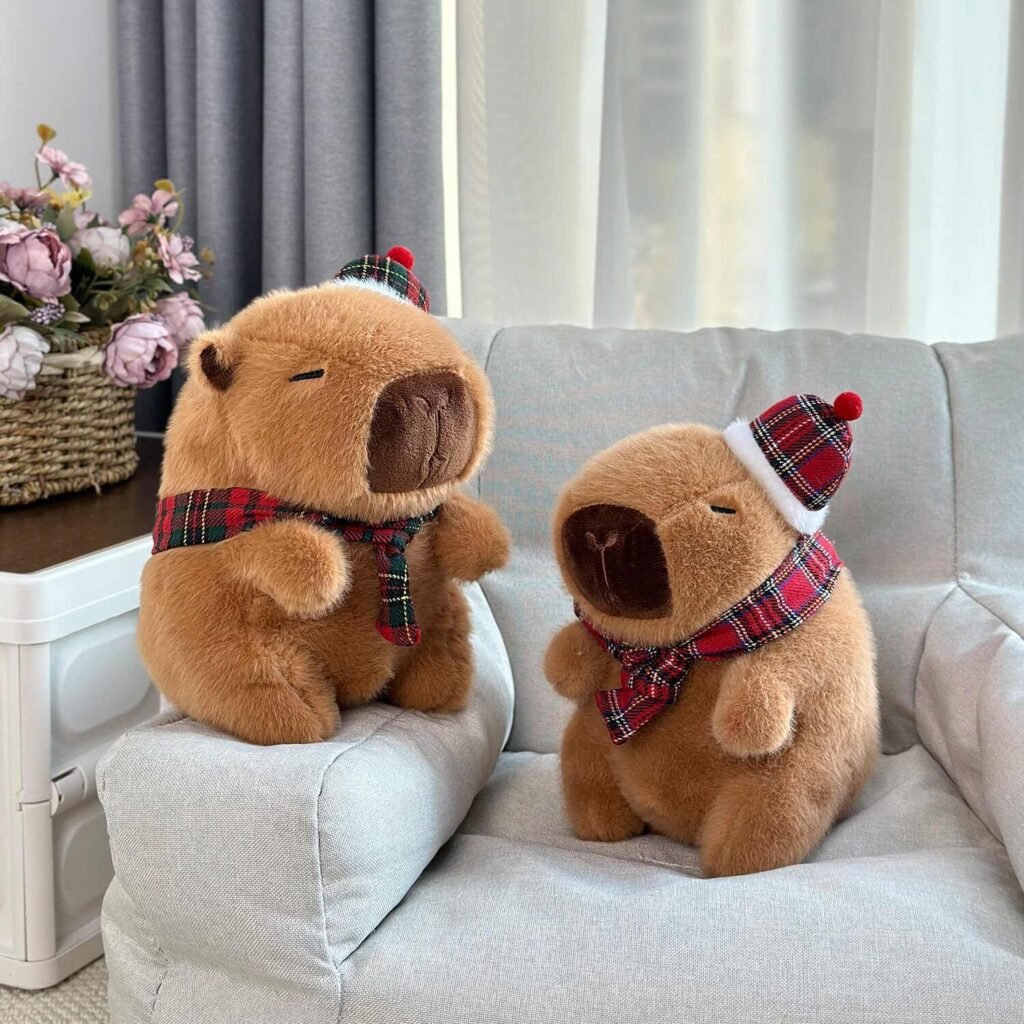 Peluche de Capibara con Sombrero Navideño y Bufanda a Cuadros
