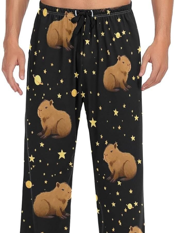 Pantalón pijama negro de capibaras y estrellas