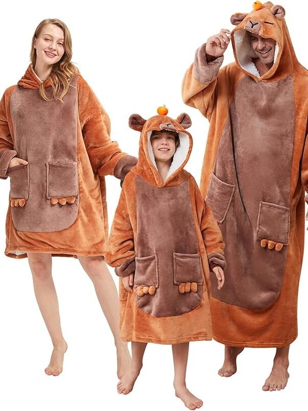 manta disfraz de capibara con bolsillos y capucha con una naranjita