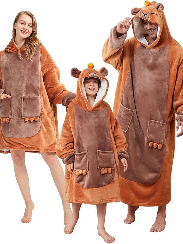 manta disfraz de capibara con bolsillos y capucha con una naranjita