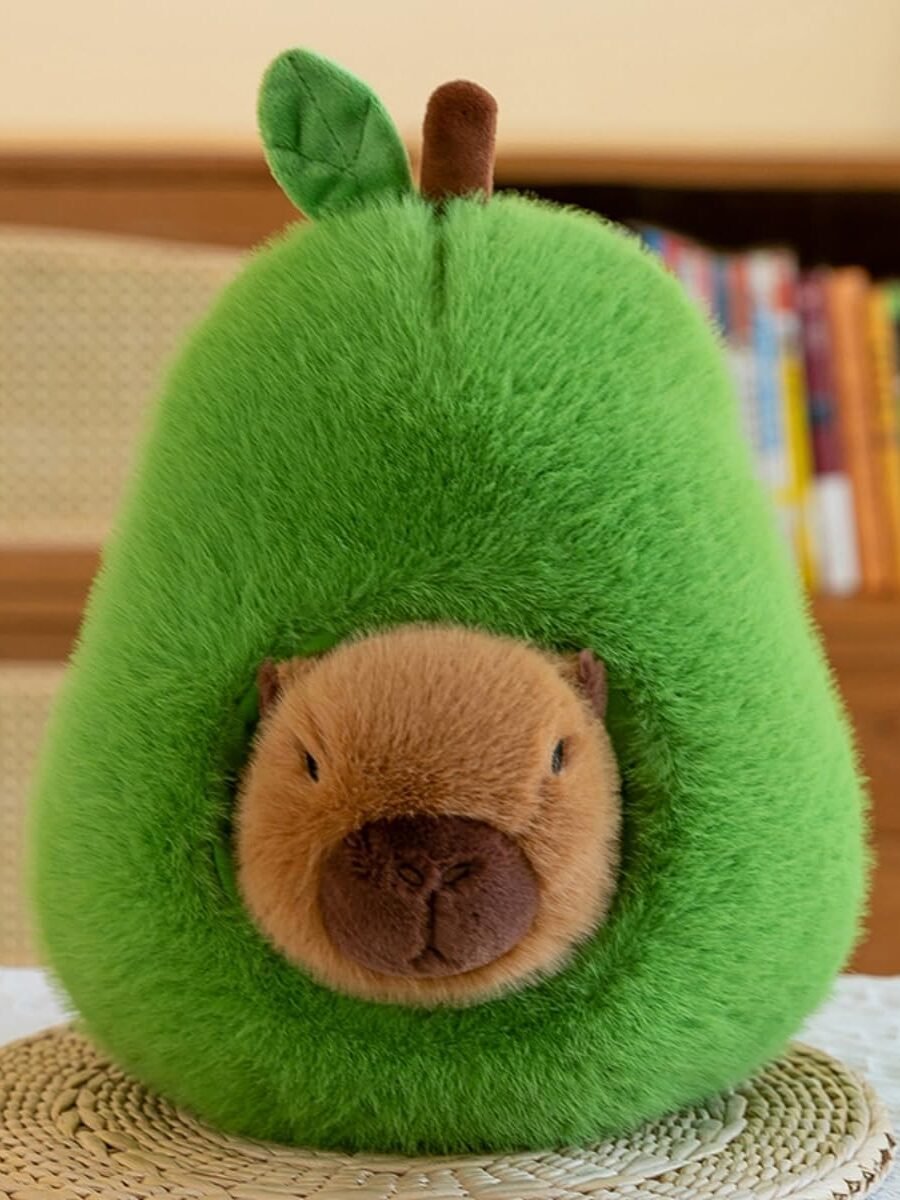 Peluche de Capibara en una Pera