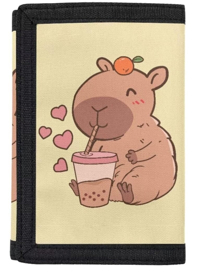 Billetera de Capibara Adorable Tomando un Batido